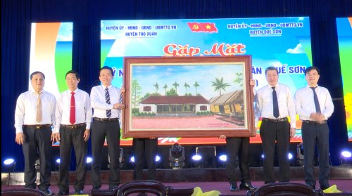 Huyện Thọ Xuân tặng Quế Sơn bức tranh đá khu di tích lịch sử cách mạng Yên Trường, xã Thọ Lập.png
