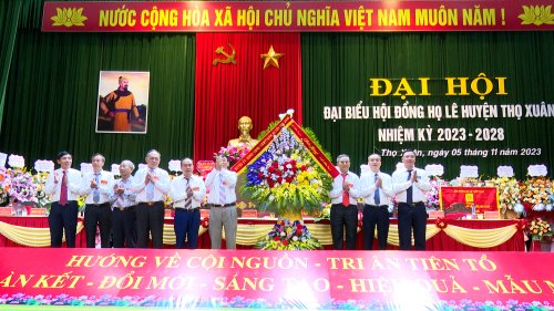 tặng hoa.jpg