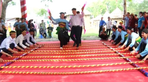 Nhảy sạp tại lễ hội đền thờ Lê Hoàn 2023.png