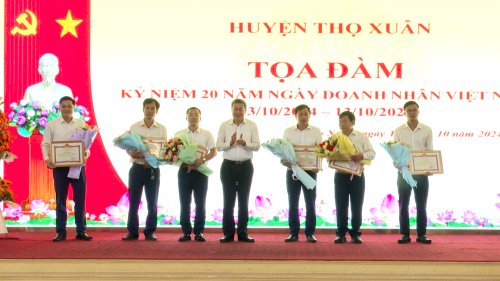 Tặng giấy khencho các doanhnghieepj xuất sắc.jpg