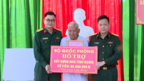 Ban CHQS Thọ Xuân trao kinh phí hỗ trợ cho gia đình.jpg