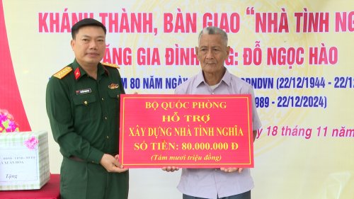 Đại tá Đỗ Trọng Nhị, Phó Chỉ huy trưởng Bộ CHQS tỉnh trao tiền hỗ trợ.jpg