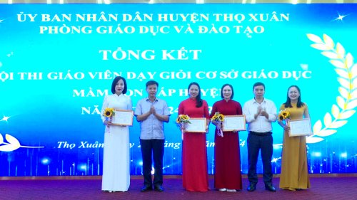 Lãnh đạo huyện Thọ Xuân trao giấy chứng nhận giáo viên gỏi.png