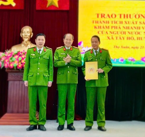 trao thưởng cho đội.jpg