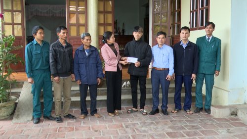 Xã Thọ Lộc thăm hỏi tặng quà tân binh.jpg