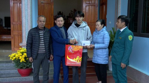 Xã Xuân Trường thăm hỏi, tặng quà tân binh.jpg