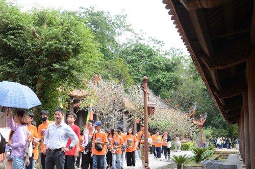 Du khahc tham di tich quốc gia đặc biệt lam Kinh.jpg