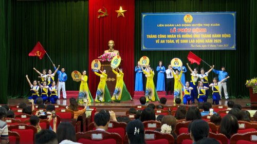 Tiết mục vawnngheej tại lễ phát động.jpg